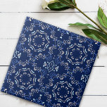Azulejo mediterráneo azul y blanco<br><div class="desc">Elegante baldosa decorativa de estilo mediterráneo con un diseño impecable de adornos azules y blancos.</div>