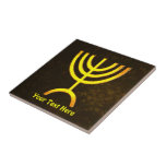 Azulejo Menorah Flame<br><div class="desc">Una representación digital de la menorah judía de siete ramas (hebreo: מְ נ וֹ רָ ). Personalizar agregando su propio texto. La menorah de siete ramas, utilizada en el santuario portátil establecido por Moisés en el desierto y más tarde en el Templo en Jerusalén, ha sido un símbolo del judaísmo...</div>
