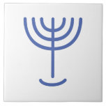 Azulejo Menorah Gold Look Blue White<br><div class="desc">Mentira dorada Paleo con letras en hebreo. Personalice agregando su propio nombre. Para hacer de este su propio diseño 'Haga clic para Personalizar más adelante" ... o 'Transfiera este diseño' para imprimir el mismo diseño en un producto diferente. ¿De dónde viene la Menorah? Viene de la Biblia, en el libro...</div>