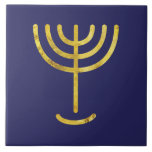 Azulejo Menorah Gold-Look en la Marina<br><div class="desc">Menorah con letras en hebreo paleo. Personalice seleccionando "Haga clic en el personalizar más adelante" para hacer que este sea su propio diseño. O 'Transferir este diseño' para imprimir un mismo diseño en un producto diferente. Hacerás un candelabro de oro puro. De obra batida se hará el candelabro. Su eje,...</div>