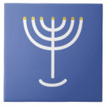 Azulejo Menorah White Gold Blue<br><div class="desc">Baldosa azul dorada Menorah. Personalice agregando su propio nombre. Para hacer de este su propio diseño 'Haga clic para Personalizar más adelante" ... o 'Transfiera este diseño' para imprimir el mismo diseño en un producto diferente. ¿De dónde viene la Menorah? Viene de la Biblia, en el libro del Éxodo, capítulo...</div>