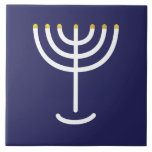 Azulejo Menorah White Gold Navy<br><div class="desc">Baldosa azul dorada Menorah. Personalice agregando su propio nombre. Para hacer de este su propio diseño 'Haga clic para Personalizar más adelante" ... o 'Transfiera este diseño' para imprimir el mismo diseño en un producto diferente. ¿De dónde viene la Menorah? Viene de la Biblia, en el libro del Éxodo, capítulo...</div>