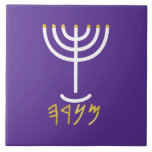 Azulejo Menorah White Purple<br><div class="desc">Baldosa morada blanca Menorah. Personalice agregando su propio nombre. Para hacer de este su propio diseño 'Haga clic para Personalizar más adelante" ... o 'Transfiera este diseño' para imprimir el mismo diseño en un producto diferente. ¿De dónde viene la Menorah? Viene de la Biblia, en el libro del Éxodo, capítulo...</div>