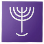 Azulejo Menorah White Purple<br><div class="desc">Baldosa morada blanca Menorah. Personalice agregando su propio nombre. Para hacer de este su propio diseño 'Haga clic para Personalizar más adelante" ... o 'Transfiera este diseño' para imprimir el mismo diseño en un producto diferente. ¿De dónde viene la Menorah? Viene de la Biblia, en el libro del Éxodo, capítulo...</div>