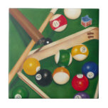 Azulejo Mesa de billar de por vida con bolas y chalecos<br><div class="desc">Creándolas con esta pintura espectacular de una mesa de billar de Jennifer Goldberger. Las bolas se ven nuevas, el fieltro se ve inmaculado, y la tiza ya se ha aplicado a los palos de referencia. Cuelga esto en tu casa, o dáselo a un amigo o a un ser querido que...</div>