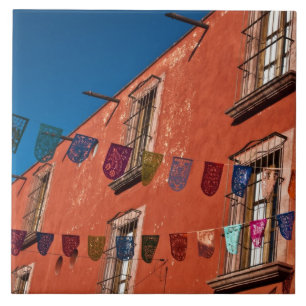 Azulejo México, San Miguel de Allende. Estandartes colorid