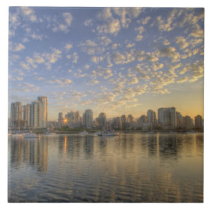 Azulejo Mirando a través de False Creek en el horizonte de