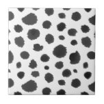 Azulejo Modelo animal negro y blanco pintado a mano de la<br><div class="desc">Modelo blanco y negro abstracto de la diversión pintado con la acuarela. Puntos negros desiguales en un fondo blanco que parece un modelo animal de la piel. Diseño gráfico femenino y moderno lindo.</div>