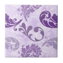 Modelo púrpura elegante de las plumas