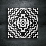 Azulejo Moderna geométrica Op Art Patrón blanco y negro<br><div class="desc">Este embaldosado de cerámica presenta un diseño geométrico cautivador, moderno e intemporal. Su diseño se caracteriza por un intrincado patrón blanco y negro. En el centro de la baldosa hay una figura con forma de estrella, rodeada de múltiples capas de formas geométricas, incluidos los diamantes, los triángulos y los cuadrados....</div>