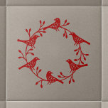 Azulejo Moderna guirnalda escandinava<br><div class="desc">Diseño de estilo de corte de cadera rosa y pájaro escandi. Rojo festivo sobre un fondo neutral, </div>