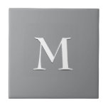 Azulejo Monograma blanco gris moderno simple<br><div class="desc">Sencilla y elegante baldosa de cerámica SILVER GRAY con monograma opcional de personalizable. Diseñado para coordinar con la versión de notas musicales. Borrar monograma para el mosaico plano. Disponible en otros colores y con elementos coincidentes. Ideal para la decoración del baño o para las actualizaciones de la decoración de la...</div>