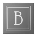 Azulejo Monograma de granja moderna gris y blanca inicial<br><div class="desc">Monograma personalizado moderno y elegante agregado al azulejo cerámico de patrón simple y elegante estilo granja en gris medio y blanco. ¡Gran idea de regalo! ¡Personalice fácilmente con la herramienta de diseño para hacerlo suyo! Comuníquese conmigo a beachpausedesigns@gmail.com si necesita ayuda o tiene preguntas sobre este o cualquiera de nuestros...</div>