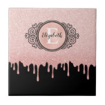 Azulejo Monograma del Purpurina de oro del Rosa negro Girl<br><div class="desc">Un purpurina de oro rosa y negro viril gotea azulejos cerámicos con un elegante monograma de desplazamiento. ¡Personalízalo por ti mismo o por un regalo! Diseñado para ti por Blackberry Boulevard.</div>