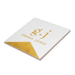 Azulejo Monograma Elegante Relieve metalizado Faux Gold Bl<br><div class="desc">Elegante baldosa de cerámica dorada y blanca para el hogar o el negocio, con un sencillo monograma minimalista de oro limpio y moderno con simples iniciales de la tipografía de la sérica funda inferior, y una falsa forma de triángulo de Relieve metalizado dorado acento en blanco. Una marca de puntuación...</div>