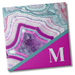 Azulejo Monograma inicial moderno<br><div class="desc">Baldosas de cerámica monogramadas en Piedra Fuchsia turquesa brillante. ¡Los cristales y los geodésicos siguen siendo una tendencia favorita! Esta impresión se caracteriza por una imagen muy cercana de una vibrante piedra geodésica turquesa y púrpura (magenta),  con pequeños cristales. Añade tu inicial para hacerlo tuyo.</div>