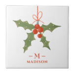 Azulejo Monograma Navidades Holly Winter Floral<br><div class="desc">Los Navidades de Monograma Holly Winter Floral Decorative Tiles presentan una decoración holly en rojo y verde con su nombre personalizado y monograma en un elegante guión rojo debajo. Personalice editando el texto en los cuadros de texto proporcionados. Perfecto para cumpleaños, regalos de Navidades, mejores amigos y más. Diseñado por...</div>
