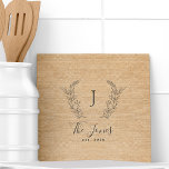 Azulejo Monograma nombre familiar de cocina rústica person<br><div class="desc">Personalizado laurel monogramado nombre familiar y elegante moda de año establecido rústico estilo casa de campo estilo casa de campo color beige burlap mosaico de plantilla.        Un obsequio moderno o decoración de cocina para bodas,  aniversarios,  amas de casa,  Acción de Gracias,  Navidades o cualquier otra ocasión.</div>