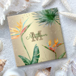 Azulejo Monograma Palm Tropical Foliage Floral Script Gold<br><div class="desc">Trae un poco de elegante hospitalidad tropical a tu casa todo el año cuando uses esta moda, moderna baldosa de cerámica monograma personalizado. Sorprendentes, sofisticadas, coloridas, aves acuarelas tropicales de flores paradisíacas, falso purpurina de oro, y escritura caligráfica personalizada con un audaz monograma inicial, superponen un elegante fondo de Relieve...</div>