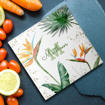 Azulejo Monograma Palm Tropical Foliage Script Gold White<br><div class="desc">Trae un poco de elegante hospitalidad tropical a tu casa todo el año cuando uses esta moda, moderna baldosa de cerámica monograma personalizado. Sorprendentes, sofisticadas, coloridas, aves acuarelas tropicales de flores paradisíacas, falso purpurina de oro y escritura caligráfica personalizada con un audaz monograma inicial, superponen una moda, un amplio fondo...</div>