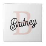Azulejo Monograma personalizado moderno y nombre Pastel ro<br><div class="desc">Presentamos nuestro moderno Monograma personalizado y el nombre Pastel Tile de Cerámica Rosa, una moda y personalizable que se añaden a su decoración. Esta baldosa presenta un suave diseño rosa pastel, personalizado con su monograma y nombre, lo que la convierte en un toque único y elegante para cualquier espacio. Perfecto...</div>