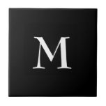 Azulejo Monograma simple NEGRO<br><div class="desc">Sencillo y elegante baldosa de cerámica NEGRA con monograma opcional de personalizable. Diseñado para coordinar con la versión de notas musicales. Borrar monograma para el mosaico plano. Disponible en otros colores y con elementos coincidentes.</div>