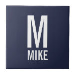 Azulejo Monograma y nombre personalizados modernos<br><div class="desc">Moderno diseño monograma negro y blanco negrita con monograma personalizado y nombre en negrita moderno estilo de letra sans serif. Perfecto como accesorios modernos de loft/decoración minimalista para el hogar,  regalo para el hogar,  regalo para la reunión familiar y regalo para cualquier ocasión especial.</div>