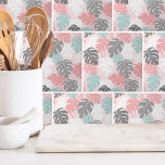 Azulejo Monstera moderna deja patrón tropical<br><div class="desc">Este moderno estampado de hojas de monastera, adornado con suaves rosados, verde azulado (casi un verde marino), blanco y gris, invita a la tranquilidad y a la elegancia contemporánea. Este patrón sirve como un complemento elegante y versátil a su vida. Si quieres usar esta baldosa como una pequeña montaña o...</div>
