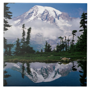 Azulejo Monte Rainier reflejado en un tarn de montaña