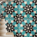 Azulejo Mosaico blanco azul geométrico Kaleidoscópico Verd<br><div class="desc">Baldosas de decoración cautivadora y contemporánea que combinan colores y motivos. Este exquisito diseño cerámico abarca el encanto de las formas geométricas, entrelazando tonos verde azulados, negros y blancos en un fascinante mosaico caleidoscópico. Aumenta tu espacio con esta moderna obra maestra, añadiendo un toque de elegancia dinámica a cualquier entorno...</div>