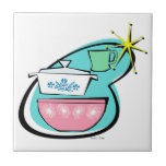 Azulejo Mosaico cerámico de diseño de cocinas atómicas<br><div class="desc">Esta Pila de Cerámica de Diseño Atómico te hará decir: "¡Guau, qué asombrosa tienda gastronómica!" El moderno boomerang de mediados de siglo, con una estrella amarilla brillante, es el fondo de estos platos perfectamente kitsch. Un restaurante jadeite con tazón de café, un plato casserole con tapas de los años 50,...</div>