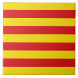 Azulejo Mosaico de bandera de Cataluña<br><div class="desc">¡Celebremos el espíritu atemporal de Cataluña con esta llamativa baldosa cerámica con la vibrante bandera de Cataluña! Emblazada con las audaces rayas rojas y amarillas del Senais, esta baldosa patriótica captura bellamente la esencia del orgullo y la identidad catalanas. Tanto si se exhibe como decoración de pared, se utiliza en...</div>