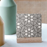 Azulejo Mosaico geométrico simétrico negro y blanco<br><div class="desc">Esta cerámica tiene un diseño geométrico impresionante, detallado y simétrico. El estilo monocromático incorpora líneas negras fuertes que se tejen y conectan para formar una sucesión de patrones cautivadores. Cada componente del diseño presenta un patrón distintivo que agrega atractivo visual. Los diseños son simétricos, con líneas detalladas formando formas diversas...</div>