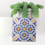 Azulejo Motivos portugueses de mármol blanco Naranja azul<br><div class="desc">Diseño de baldosas con motivos azules y naranjas portugueses sobre un fondo de mármol blanco.</div>