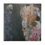 Azulejo Muerte y vida por Gustav Klimt Vintage Art Nouveau<br><div class="desc">Muerte y Vida (1908) de Gustav Klimt es un fino cuadro de arte de la época victoriana con dos partes separadas, Vida y Muerte. A la izquierda, la muerte la representa un rascacielos oscuro clásico con un cráneo sonriente, cubierto con una bata oscura adornada con una cruz religiosa. A la...</div>