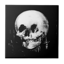 Mujer con reflejo de calavera de Halloween en el e
