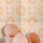Azulejo Naranja claro Ornato blanco Geométrico simétrico<br><div class="desc">Esta cerámica presenta un diseño intrincado, simétrico y sofisticado. El diseño se caracteriza por formas florales y geométricas ornamentadas y blancas que contrastan con un fondo cálido y color melocotón. El diseño de la baldosa se centra en un elemento en forma de diamante, rodeado de elegantes curvas y torres. Este...</div>