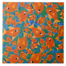 Naranja Fun Fish sobre fondo verde azul