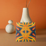 Azulejo Naranja Funky Moderno Resumen Kaleidoscópico Amari<br><div class="desc">Esta exclusiva baldosa decorativa muestra un diseño contemporáneo con colores vivos y formas abstractas. La mezcla cautivadora de tonos naranjas, amarillos, violetas y azules crea una atractiva pantalla que le aporta un toque de modernidad y un toque artístico a cualquier espacio. Esta baldosa cerámica, elaborada con precisión y cuidado, combina...</div>