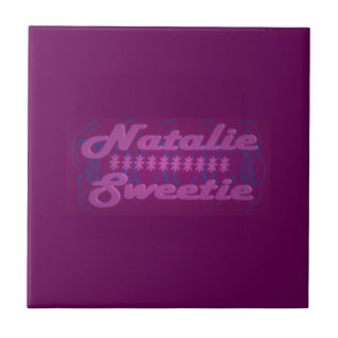 Azulejo Natalie Sweetie color morado oscuro con texto