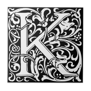 Azulejo negro y blanco art nouveau con la letra K