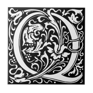 Azulejo negro y blanco art nouveau con la letra Q