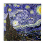 Azulejo Noche estrellada de Van Gogh, 1889<br><div class="desc">El cuadro, muy bien acogido como el magnum opus de Van Gogh, ofrece una vista nocturna al exterior de su ventana de la sala de sanatorio, aunque se pintó de memoria durante el día. Imagen de dominio público. Contacte con Patrones y pinturas y gráficos para solicitudes especiales. © Copyright 2020...</div>