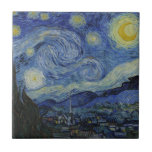 Azulejo Noche estrellada Vincent van Gogh<br><div class="desc">Este hermoso y bonito diseño de tejas de arte muestra el famoso cuadro del pintor holandés post-impresionista Vincent van Gogh, "La noche estrellada". Durante su estancia en el asilo de Saint Remy en los años 80, van Gogh describió las colinas onduladas y los cipreses que vio desde su ventana. También...</div>
