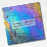 Azulejo Nombre colorido personalizado<br><div class="desc">La impresionante y colorida foto de piedra labradorita en color arcoiris es el escenario perfecto para un diseño sencillo y moderno. Este es un cierre de una verdadera piedra labradorita natural con azul, púrpura, rosa, amarillo y verde. Se pueden utilizar para cualquier tipo de negocio o individual, o también sería...</div>