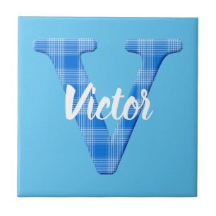 Azulejo Nombre de niño personalizado con letra V a cuadros