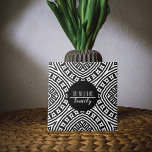 Azulejo Nombre Moderno De Familia Geométrica En Blanco Y N<br><div class="desc">Diseño de baldosas decorativas modernas y personalizadas con un patrón impecable en blanco y negro con un círculo negro en el medio y el nombre de la familia personalizado.</div>