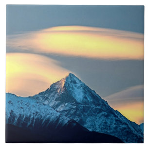 Azulejo Nubes únicas sobre montañas cubiertas de nieve