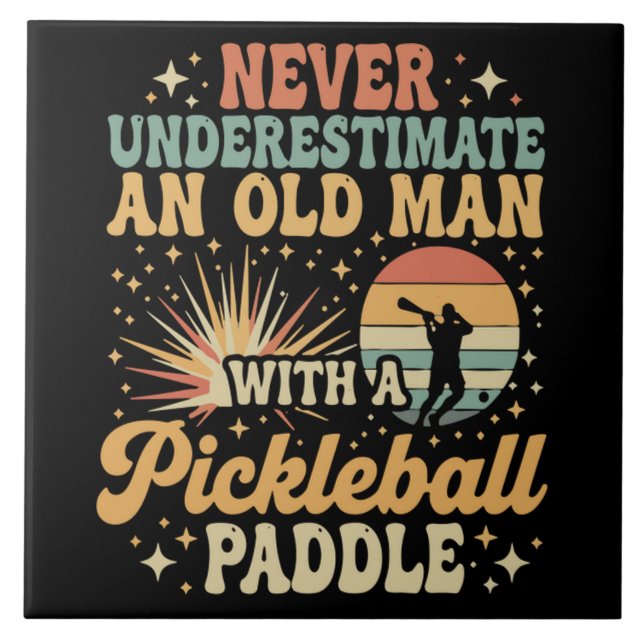 Azulejo Nunca Subestimes A Un Hombre Mayor Con Un Pickleba (Frente)
