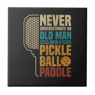 Azulejo Nunca Subestimes a un Hombre Mayor con Un Pickleba